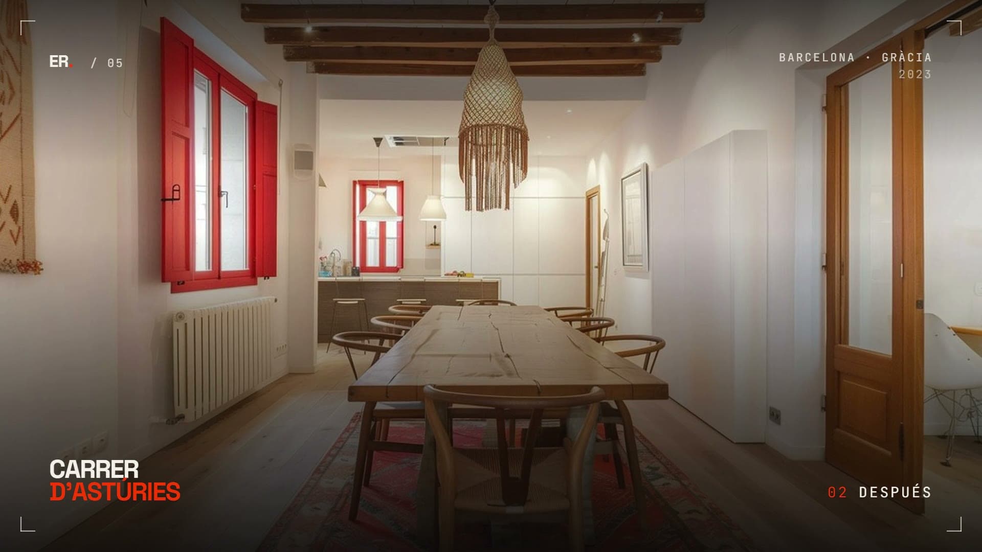 Comedor de la vivienda reformada: vigas de madera vistas y carpinterías rojas