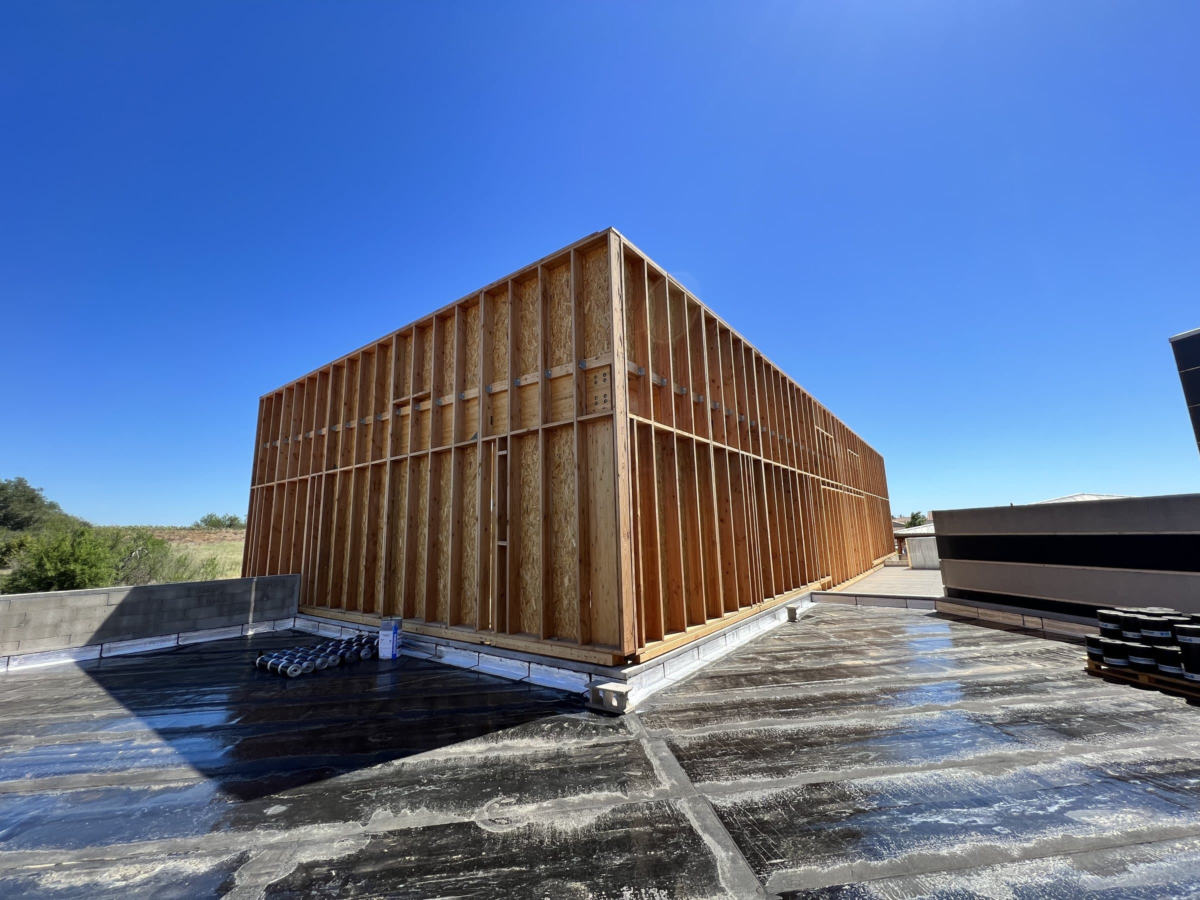 La estructura de madera vista desde una cubierta vecina