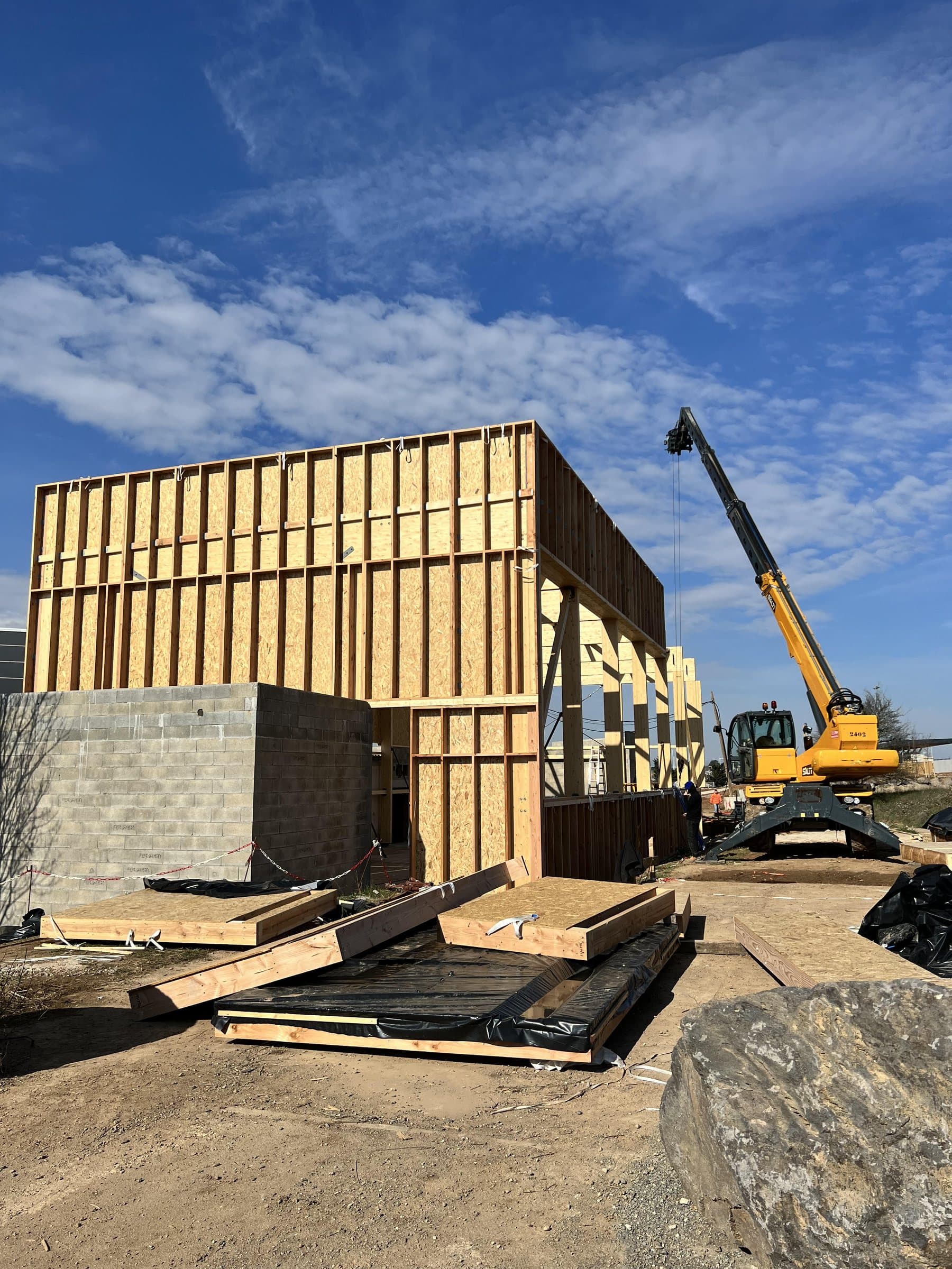 Grúa trabajando junto al entramado de madera