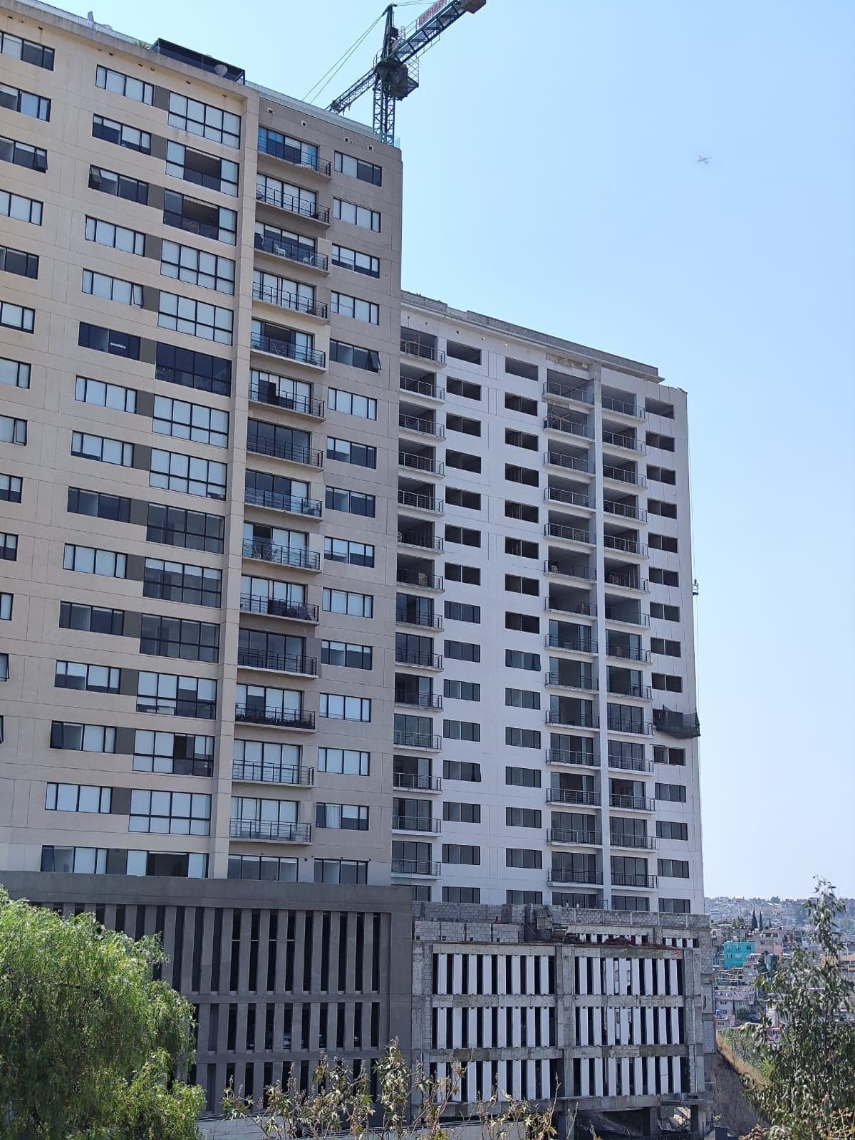 Una torre en construcción, con la grúa todavía en la cubierta