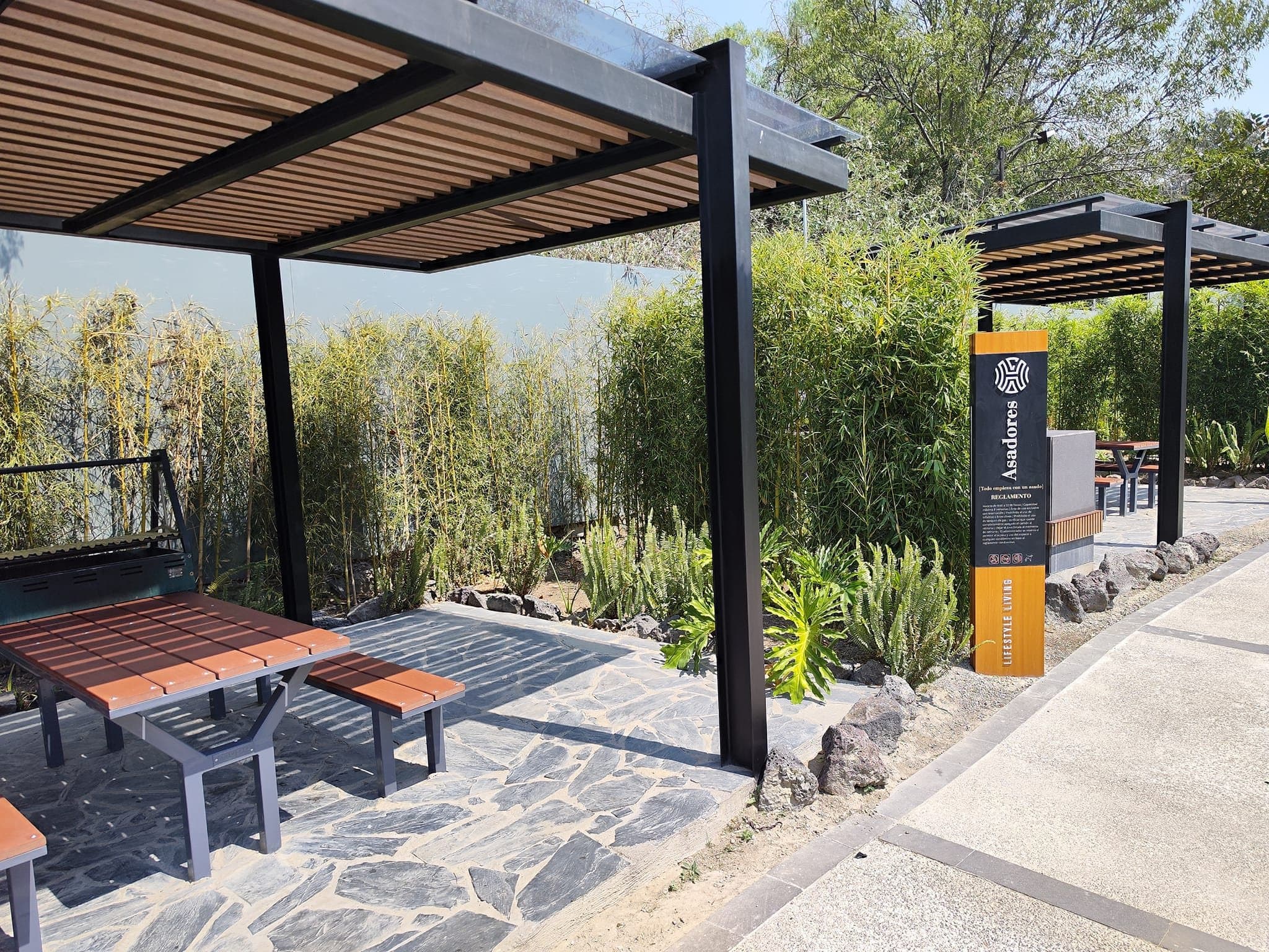 Terraza con pérgola en las zonas comunes