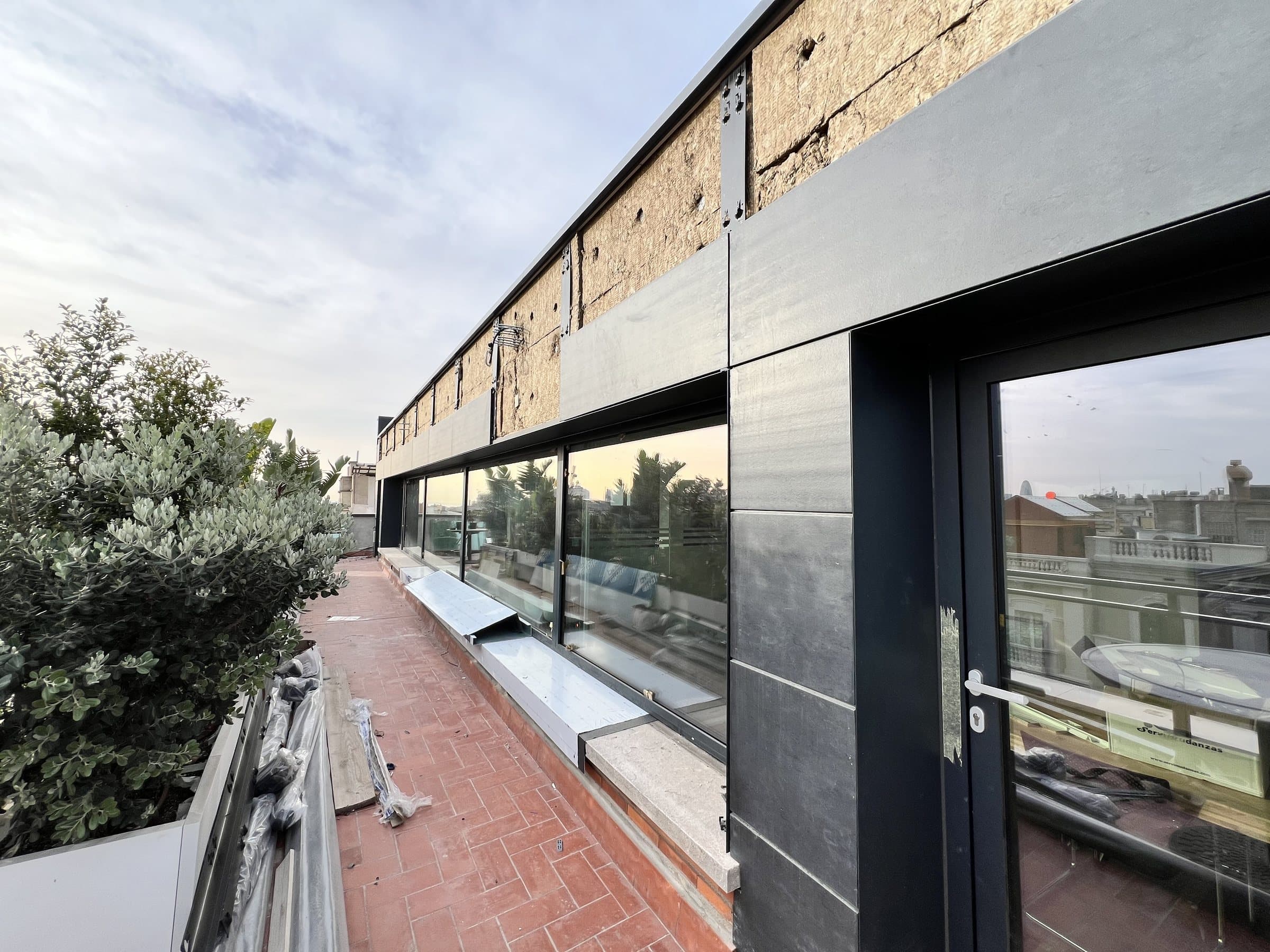 La terraza en perspectiva, con el remate superior aún sin colocar