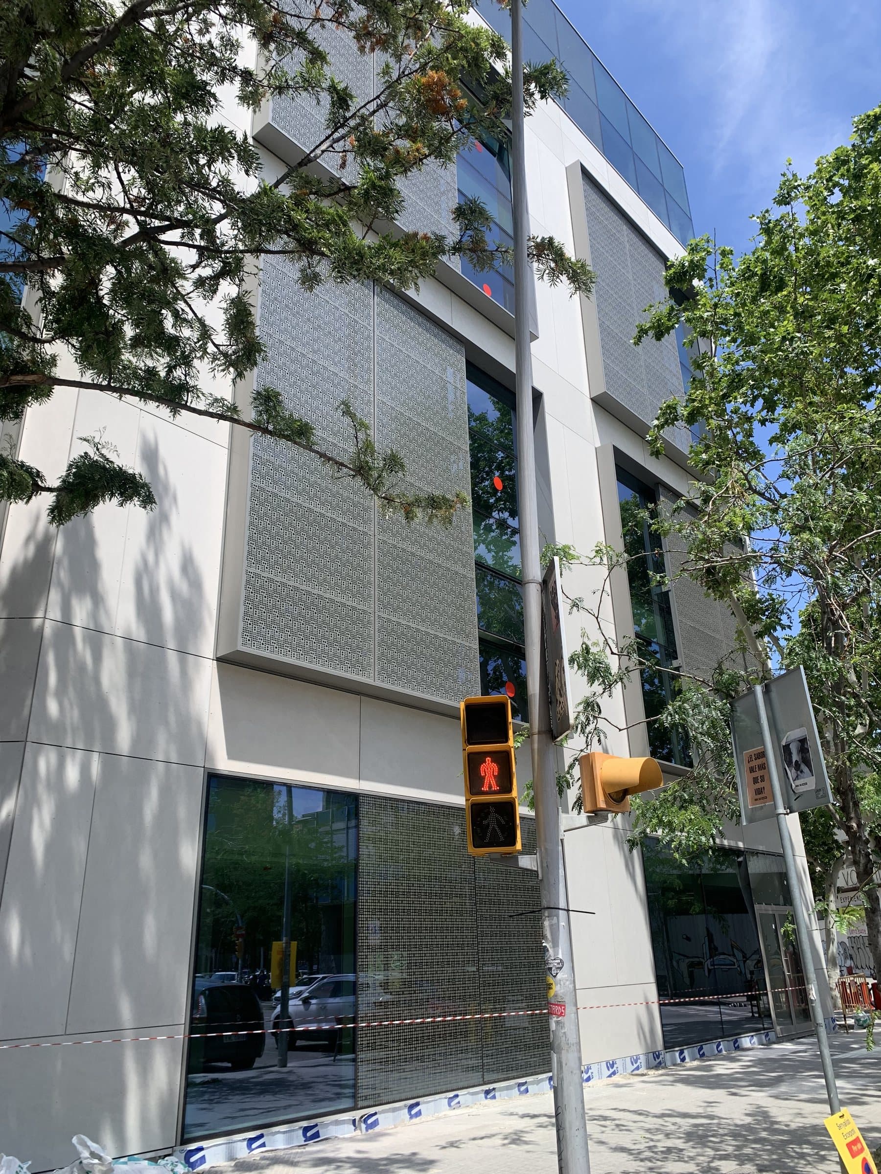 El chaflán del edificio con los paneles perforados